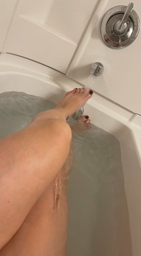 unconstrainedbyu model free picture