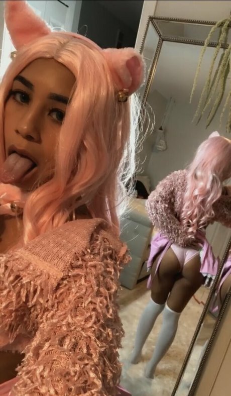 roxannesims hot pornstar image