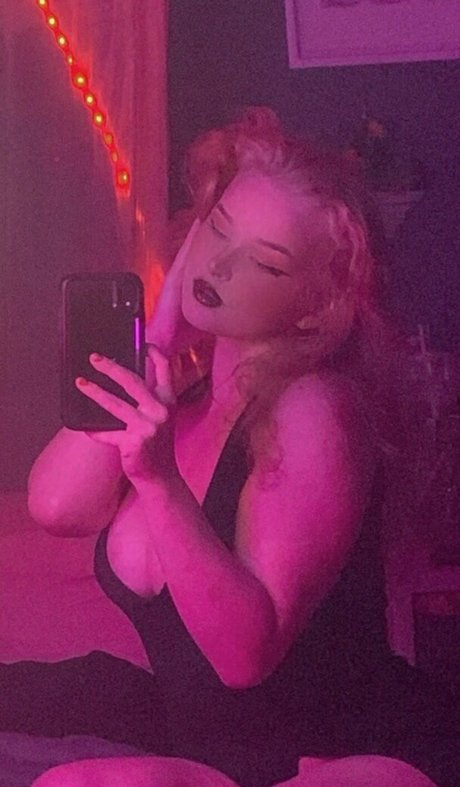 Fertilehips model nude photo