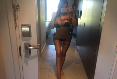 Kahina nude model gallery