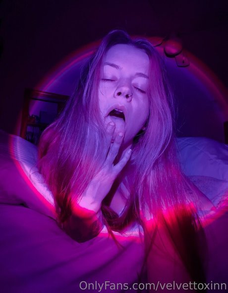 velvettoxinn naked star img