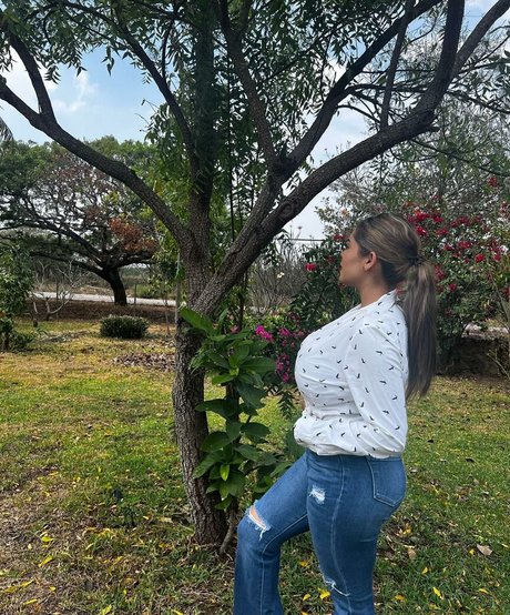 Karen Garcia model hd pic