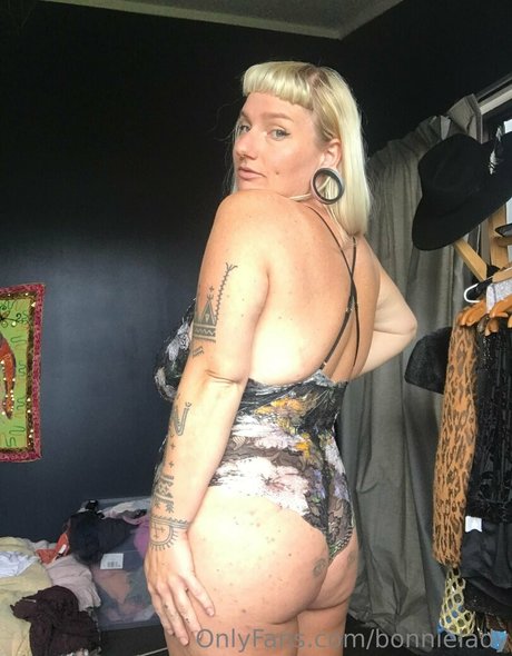 bonnielady model nude photo