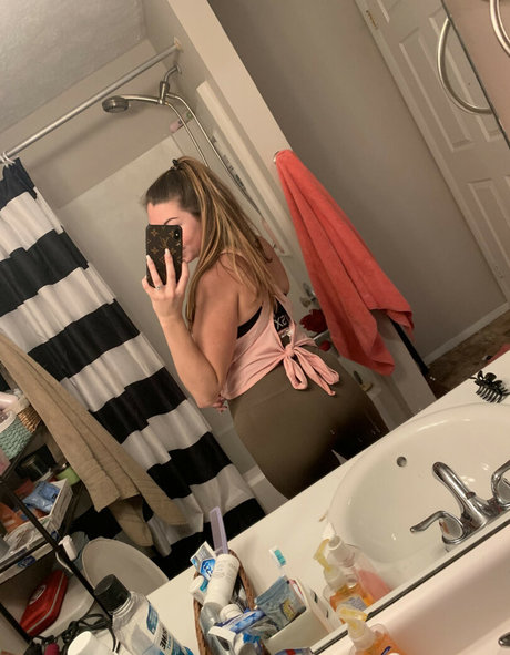 Emilayyy Babayy model top pictures