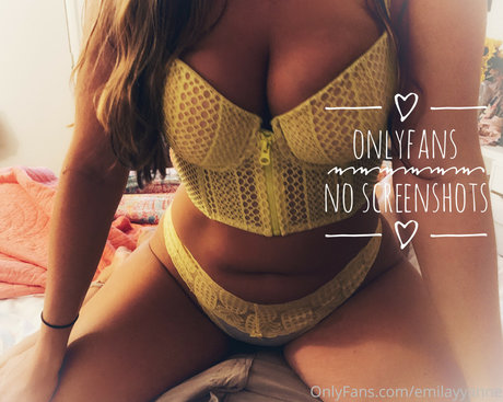 Emilayyy Babayy naked actress gallery