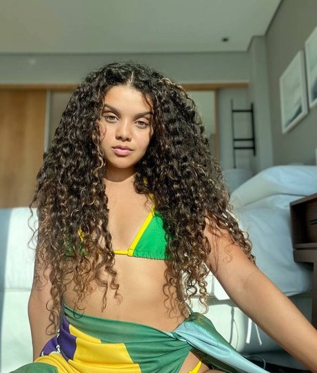 Danielle Olimpia model xxx pic