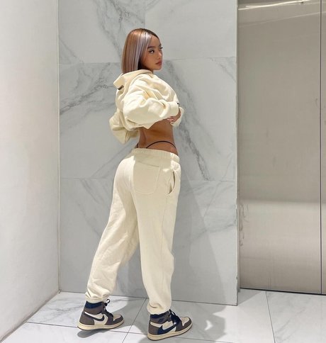 Nika Higashionna hot actress img