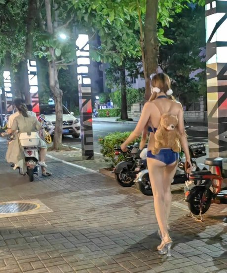 SexyCyborg erotic model picture