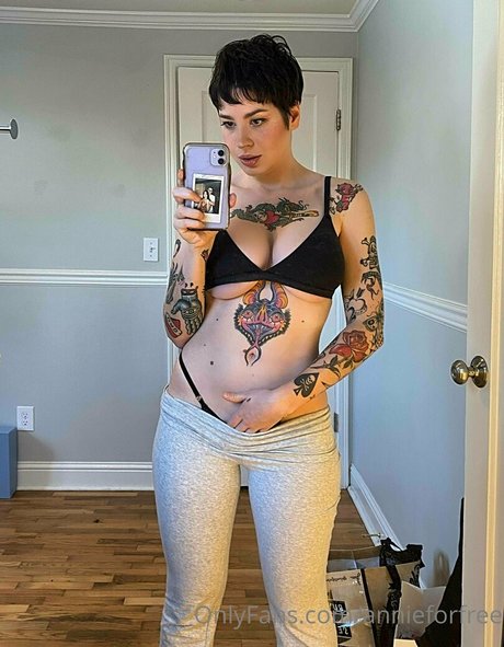 annieforfree model high quality image