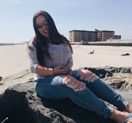 Ellie K star nude photo