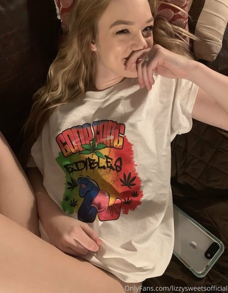 lizzysweetsofficial erotic model archive