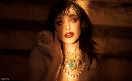 Senedy sexy actress image