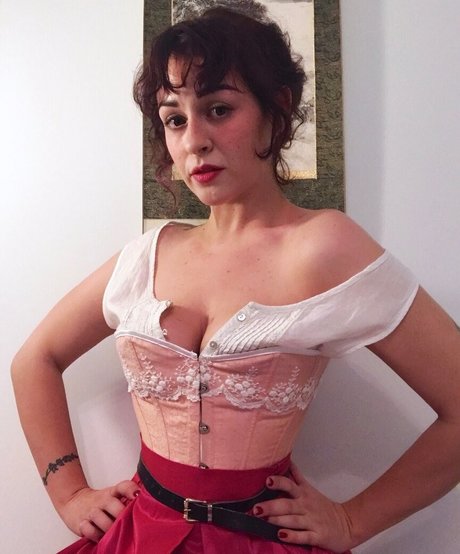 Senedy naked model pictures