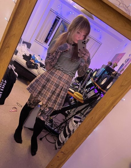 emilypiexo pornographic model image