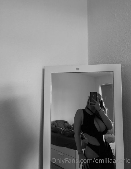 emiliaaverie model xxx photo