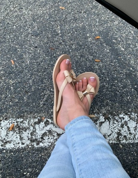 _simplychlo art model image