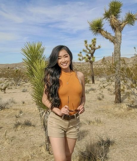 Elizabeth Tran pretty model photo