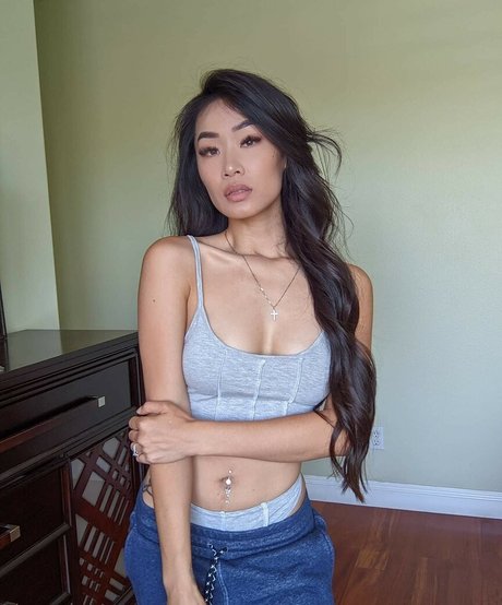 Elizabeth Tran pornstar adult pic