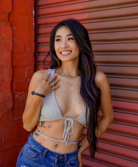 Elizabeth Tran nude star pics