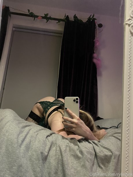 RileyPink naked actress gallery