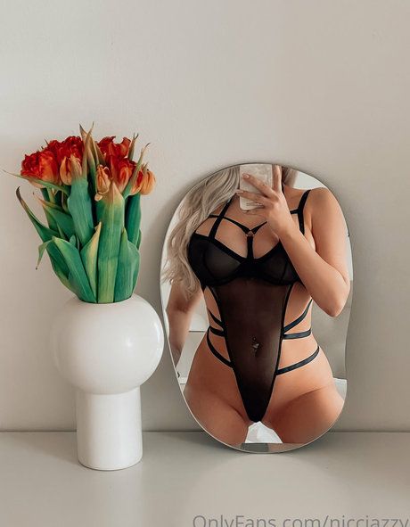 Nicci Azzy model adult pictures