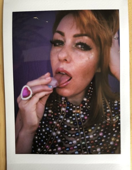 Moxicontin model exclusive pictures