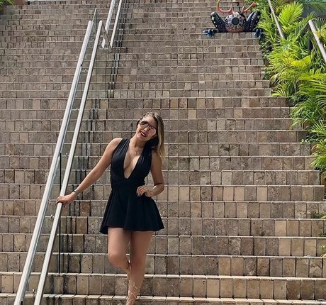 Viviane Lomelin star pornographic photos