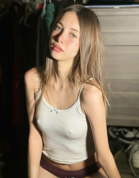 Aleja Crack sexy actress pics