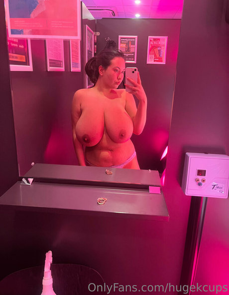 Hugekcups model adult archive