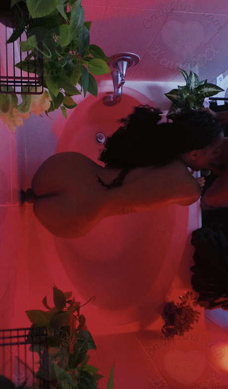 Ziennaxxx naked actress archive