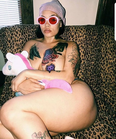 SaraGold free model picture