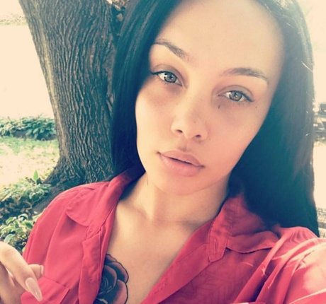 SaraGold naked model picture