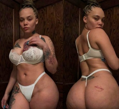 SaraGold pornstar nude picture