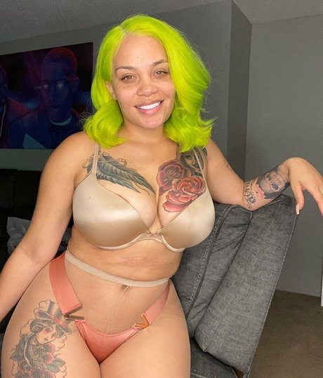 SaraGold star naked picture