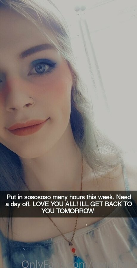 qwiinbae naked model photo