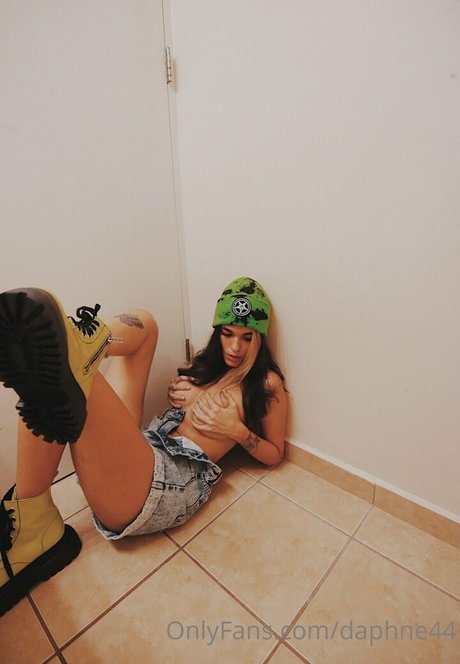 daphne44 star hot picture