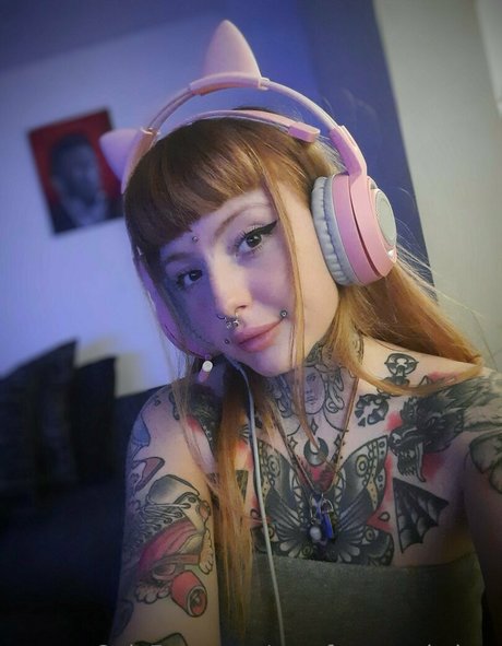 yourfavecmsltshop star erotic pic