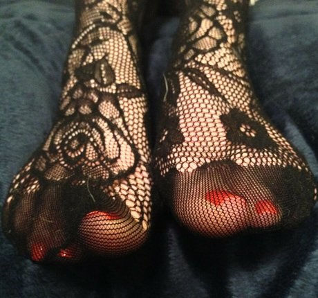 sweettoes4u naked model images