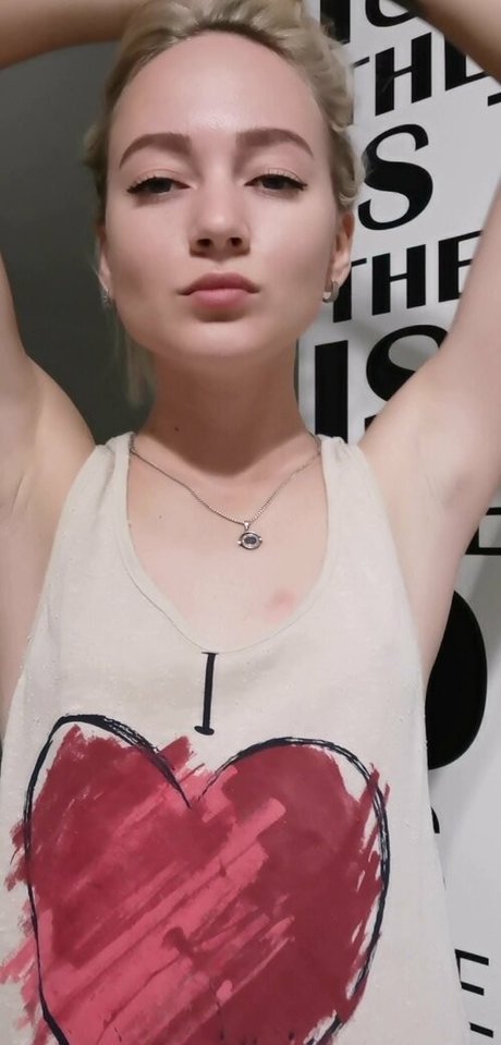 alinalovely naked actress pics