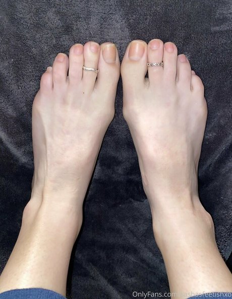 sashasfeetishxo model pornographic image