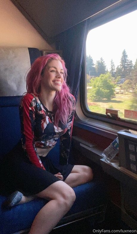 Luxneon model pretty pics