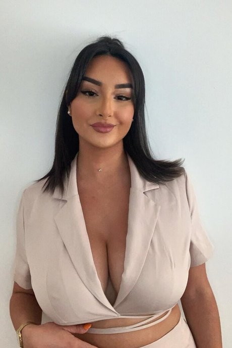 am hailil free actress pics