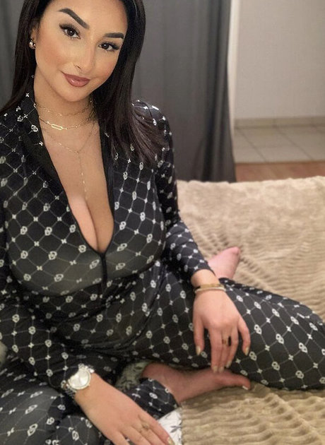 am hailil art model photo