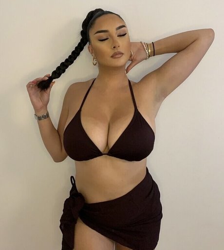 am hailil nudes model images