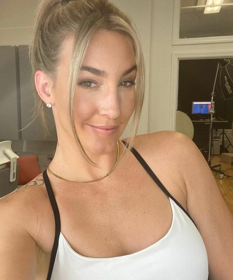 Mikaela Mayer model pornographic images