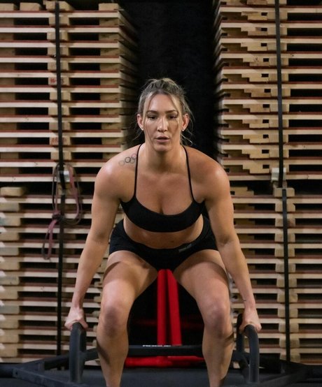 Mikaela Mayer sexy actress galleries