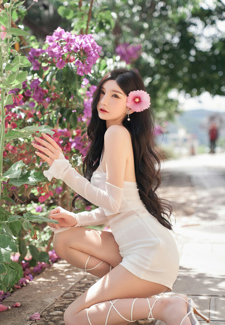 Zhou Yuxi naked actress pic