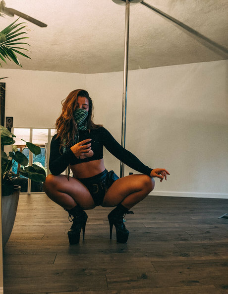 danceincannabis nice model gallery