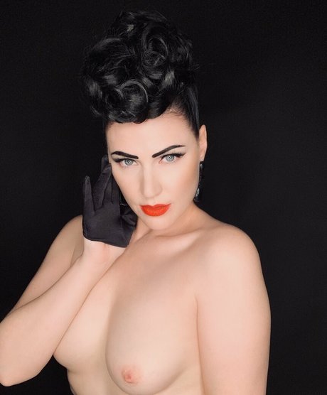 theampedupvamp model naked archive