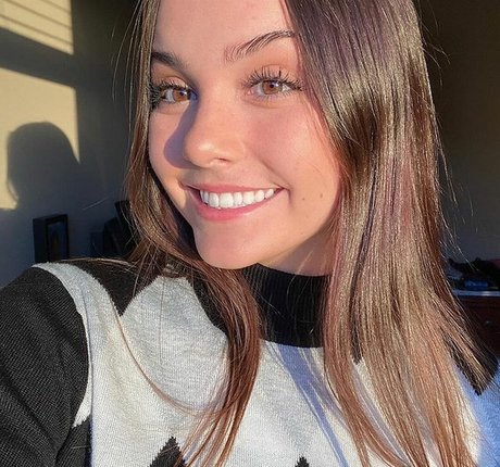 Hannah Cheramy model xxx photo